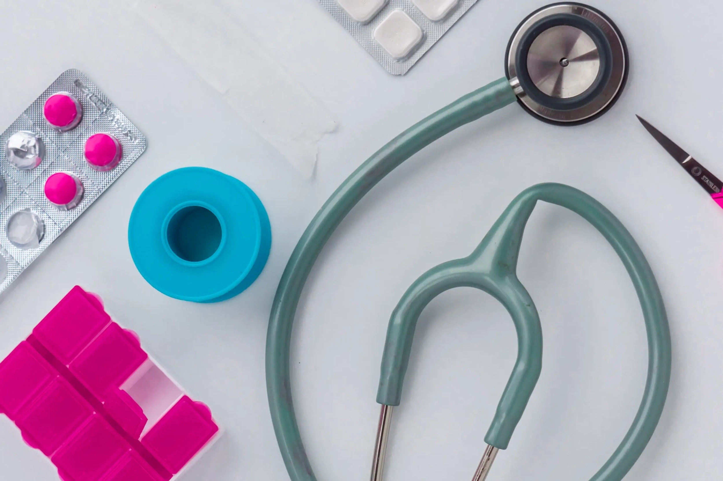Stetoskop, plastry, leki i inne przedmioty potrzebne w placówce medycznej.