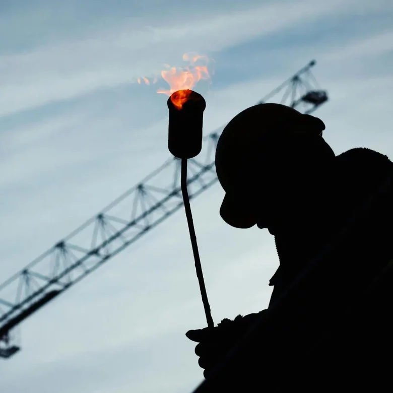 Pracownik budowy na terenie powstawania nowej nieruchomości.