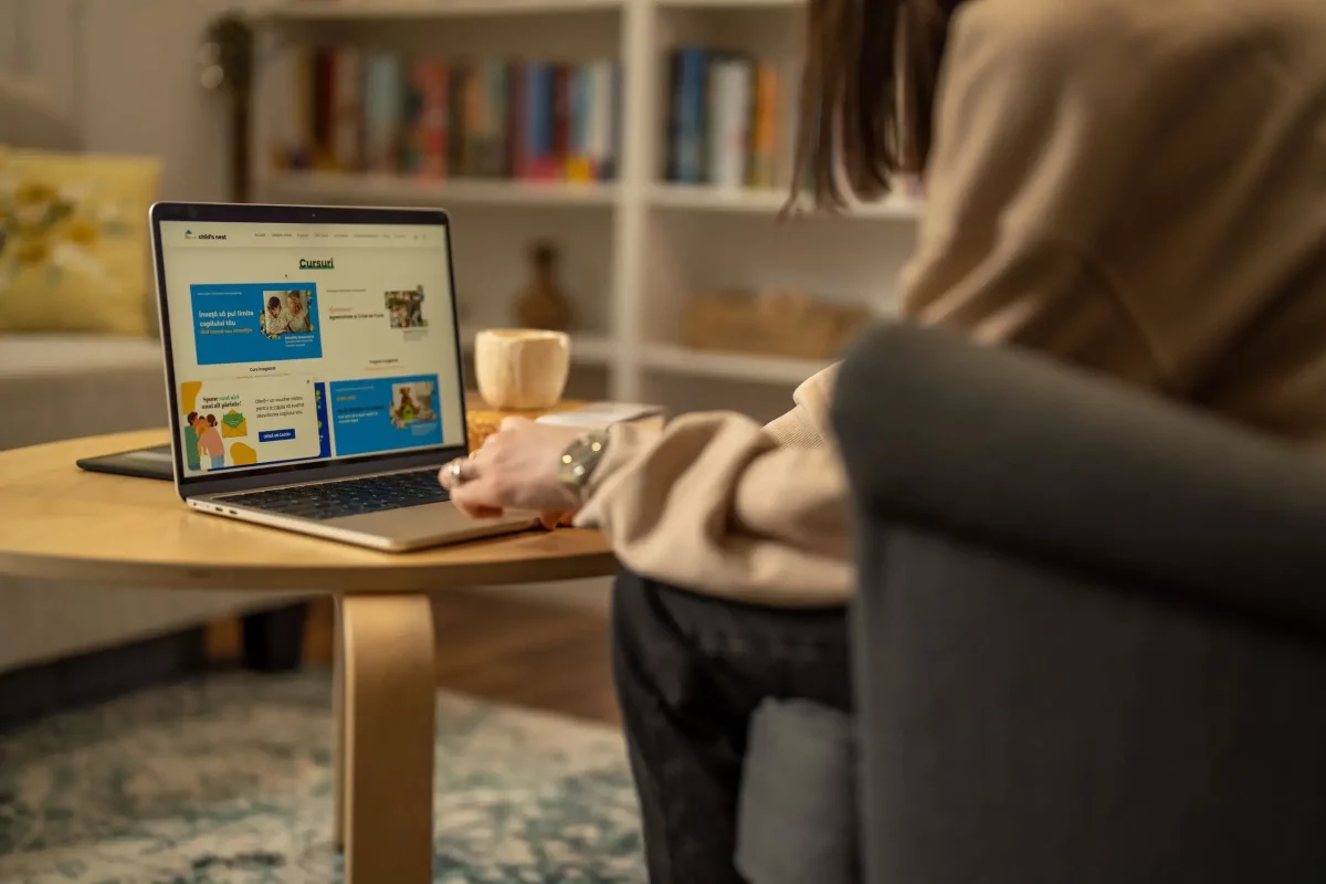 Pracownica pracująca z domu zgodnie z nowelizacją ustawy dotyczącej pracy zdalnej 7 kwietnia 2023.