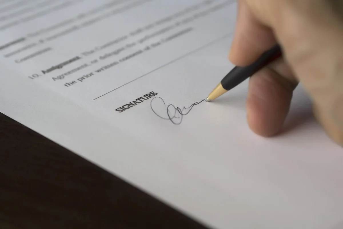 Umowa o zachowaniu poufności (NDA) podpisywana przez pracownika.