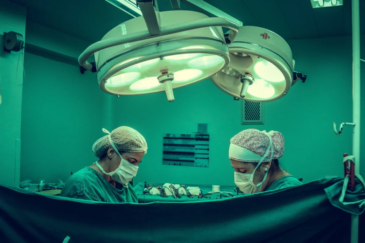 Chirurdzy w akredytowanej placówce zdrowotnej podczas zabiegu.