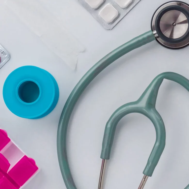 Stetoskop, plastry, leki i inne przedmioty potrzebne w placówce medycznej.