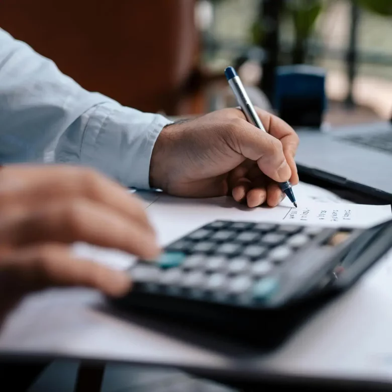 Mężczyzna obliczający koszt CIT przy pożyczce udzielonej fundacji rodzinną.