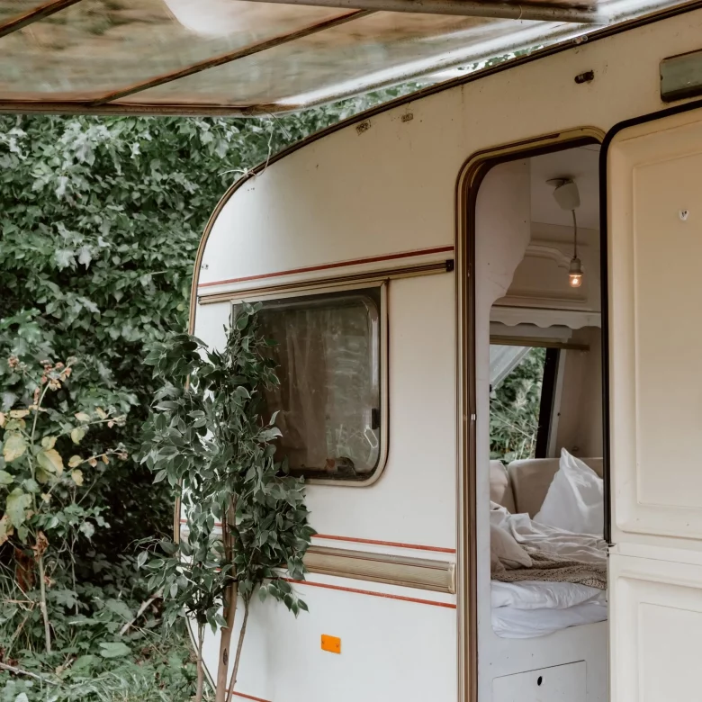 Przyczepa kempingowa wymagająca pozwolenia na budowę — jest mie