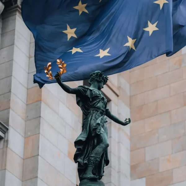 Flaga Unii Europejskiej przed budynkiem sądu.
