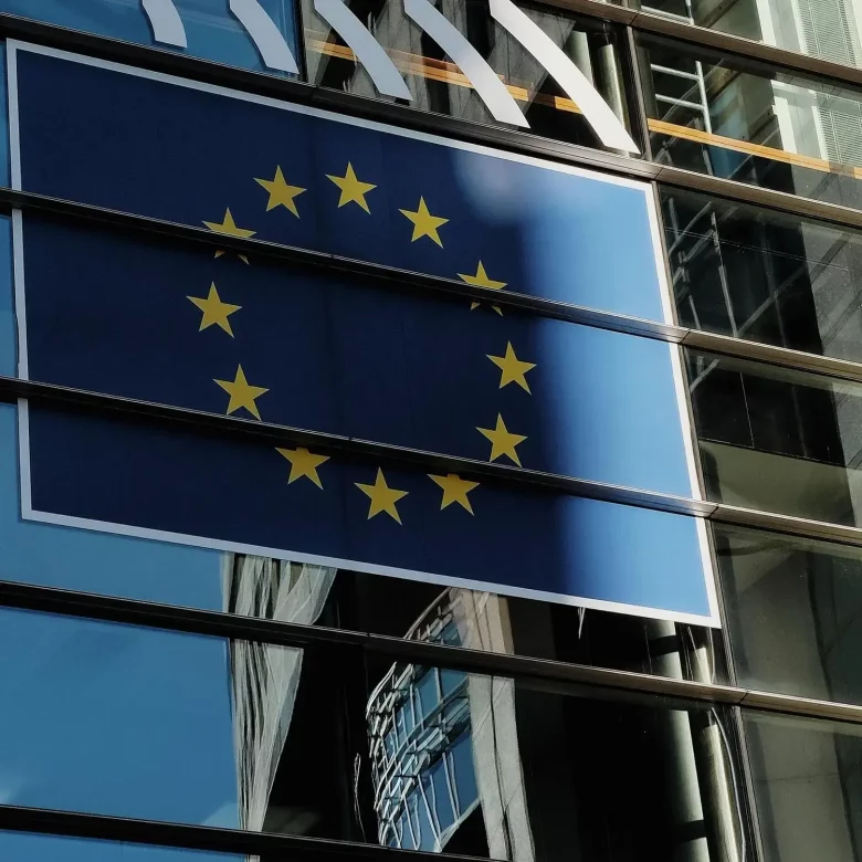 Flaga Unii Europejskiej na budynku Trybunału Sprawiedliwości UE.