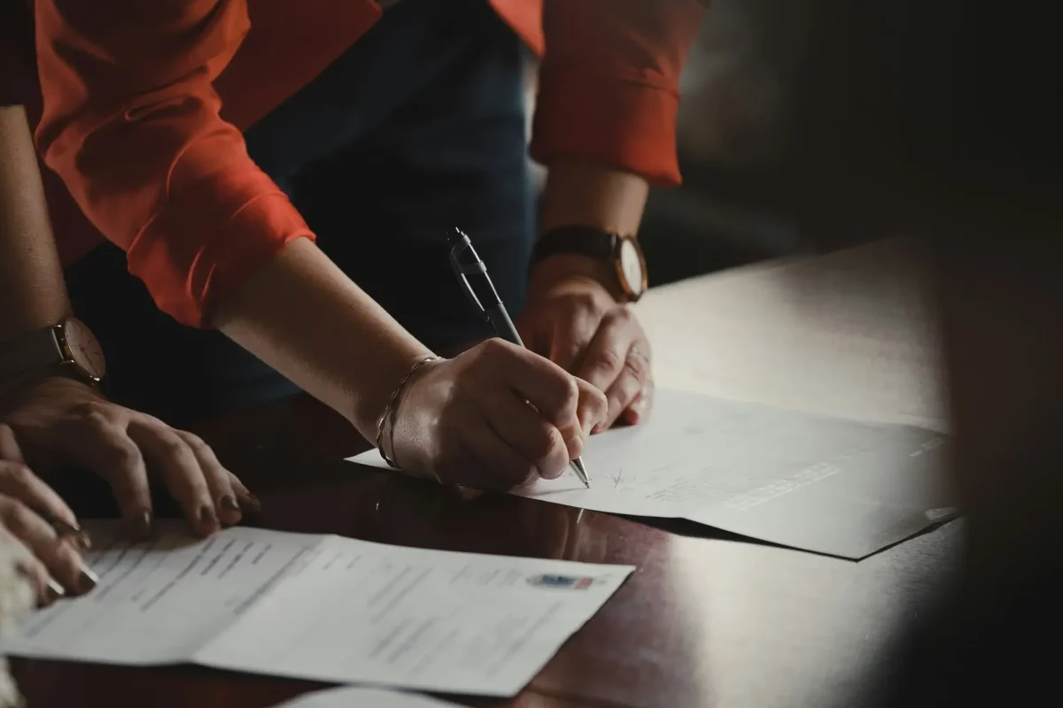 Dwoje ludzi podpisujących dokumentację fundacji rodzinnej.