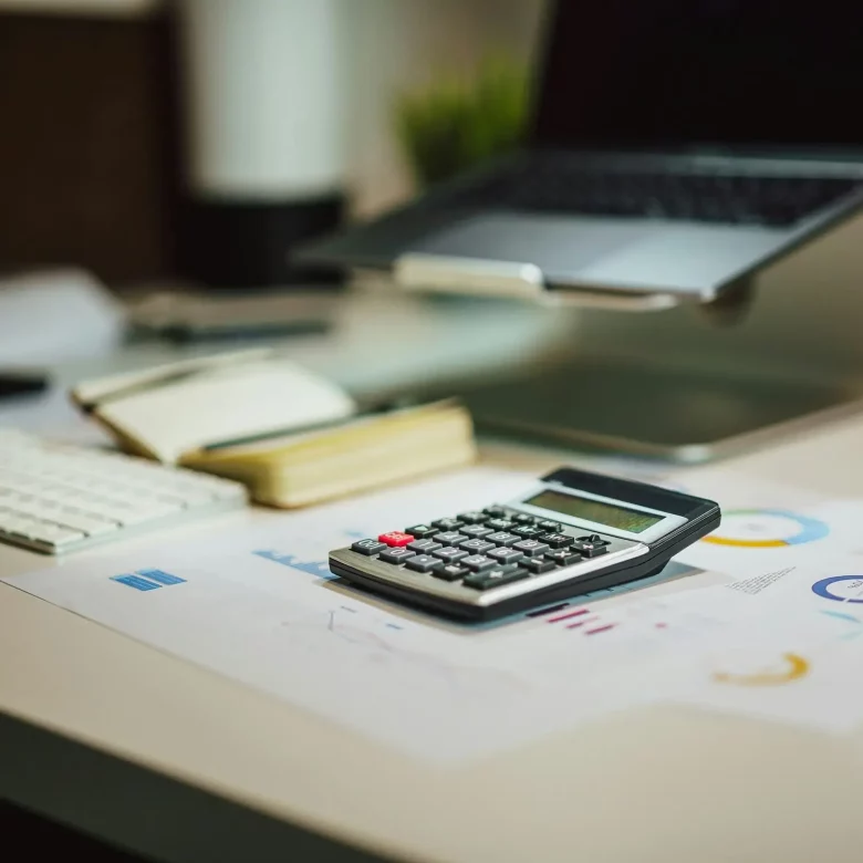 Kalkulator oraz dokumentacja osoby zapoznającej się z konsekwencjami podatkowymi użytkowania udziałów w spółce z o.o. przez fundację rodzinną.