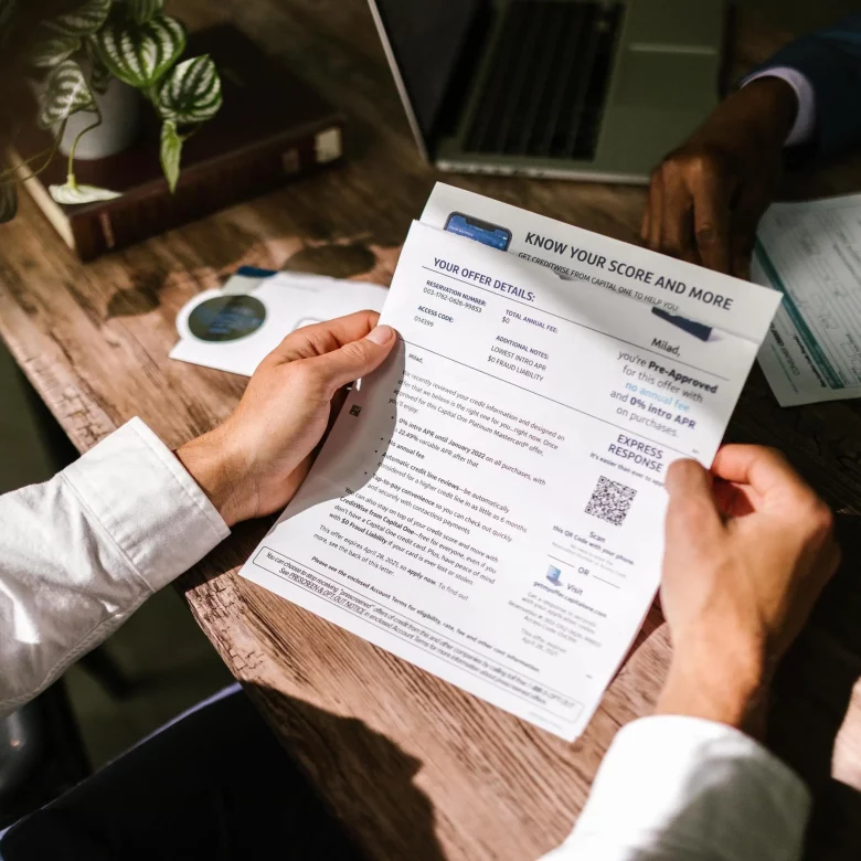 Umowa kredytu frankowego w rękach frankowicza.