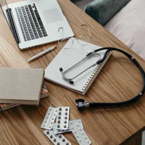 Stetoskop, leki, książki lekarskie i inne przyrządy potrzebne osobie prowadzącej indywidualną praktykę lekarską.