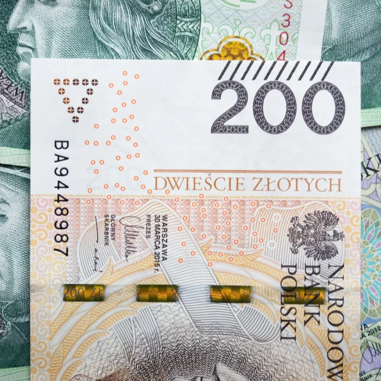 Dwieście złotych na tle banknotów stuzłotowych