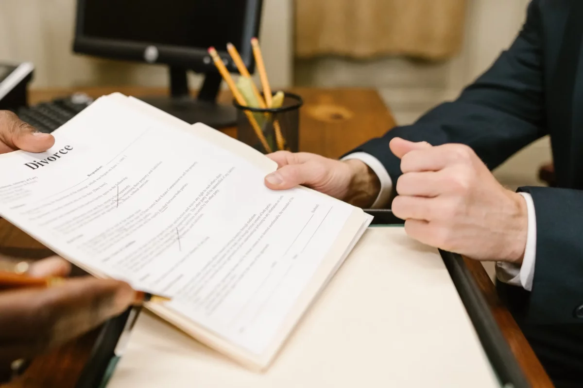 Złożenie pozwu przeciwko bankowi, który udzielił nam kredytu przed rozwodem, jest możliwe, lecz wymaga współpracy byłych małżonków.