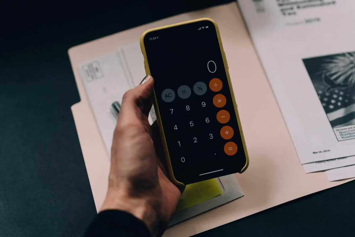Osoba licząca na kalkulatorze ratę kredytu ze zmiennym oprocentowaniem opartym o WIBOR.