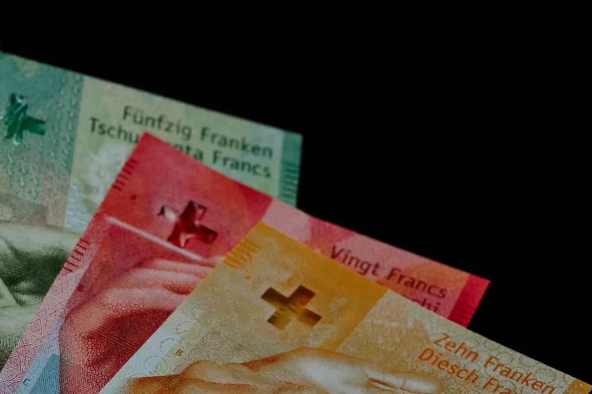 Zbliżenie na franki szwajcarskie (CHF).