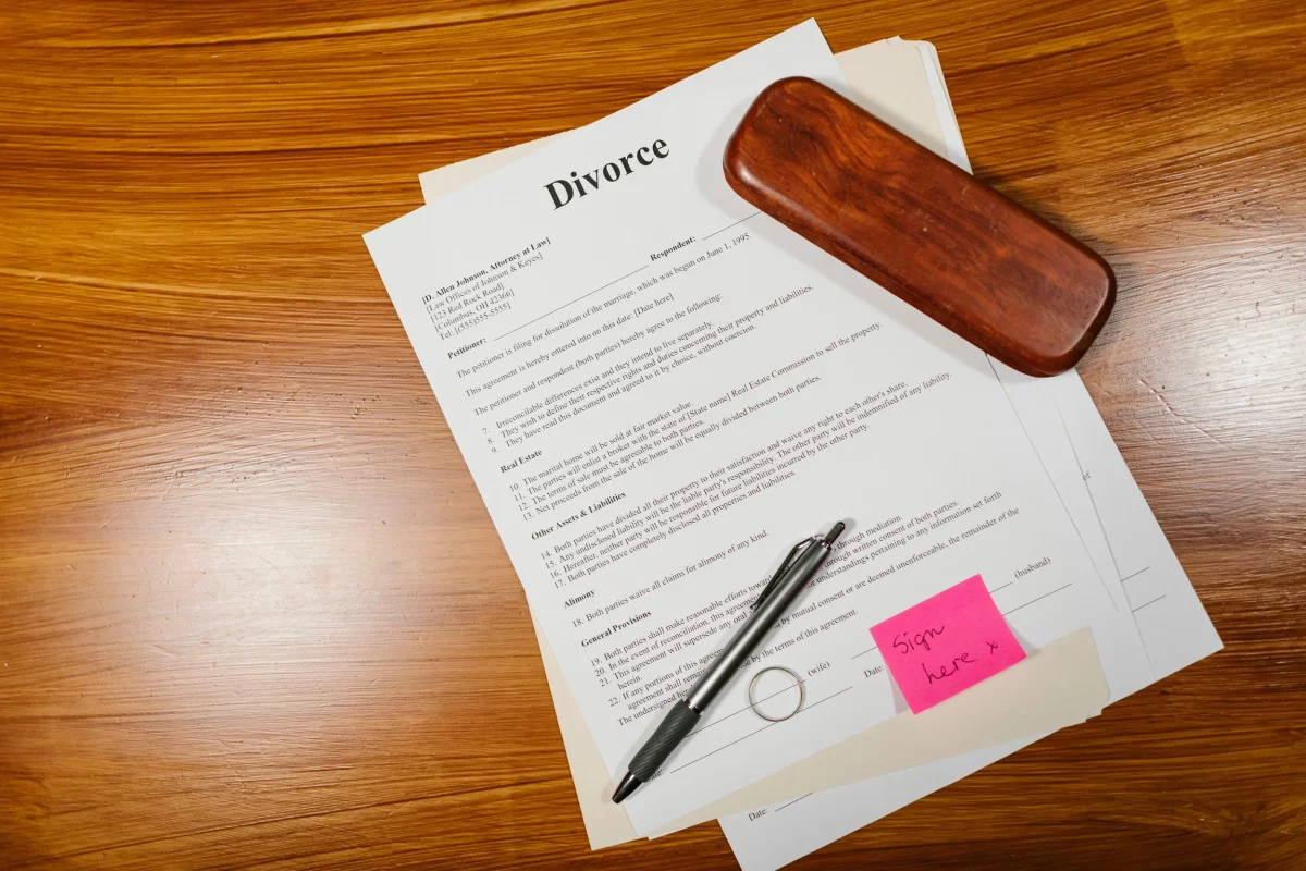 Papiery rozwodowe kredytobiorców frankowych wraz z zaznaczonym miejscem na podpis byłego małżonka.