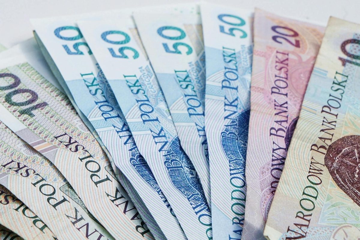 Rozłożone banknoty odzyskane dzięki powołaniu się na sankcję kredytu darmowego.