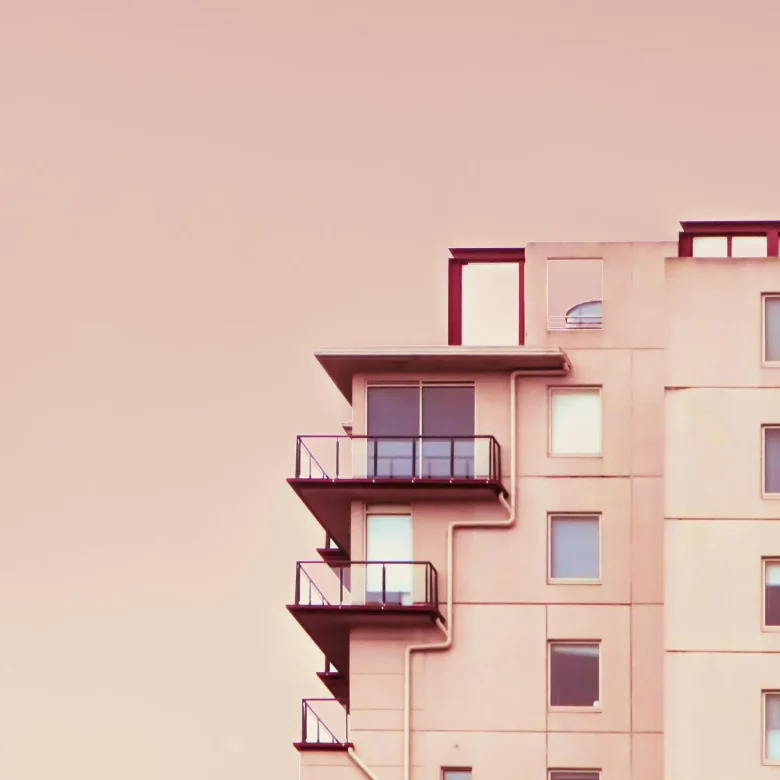 Nieruchomość odziedziczona w spadku a podatek; jaki podatek trzeba zapłacić przy dziedziczeniu, a jaki przy sprzedaży odziedziczonej nieruchomości?