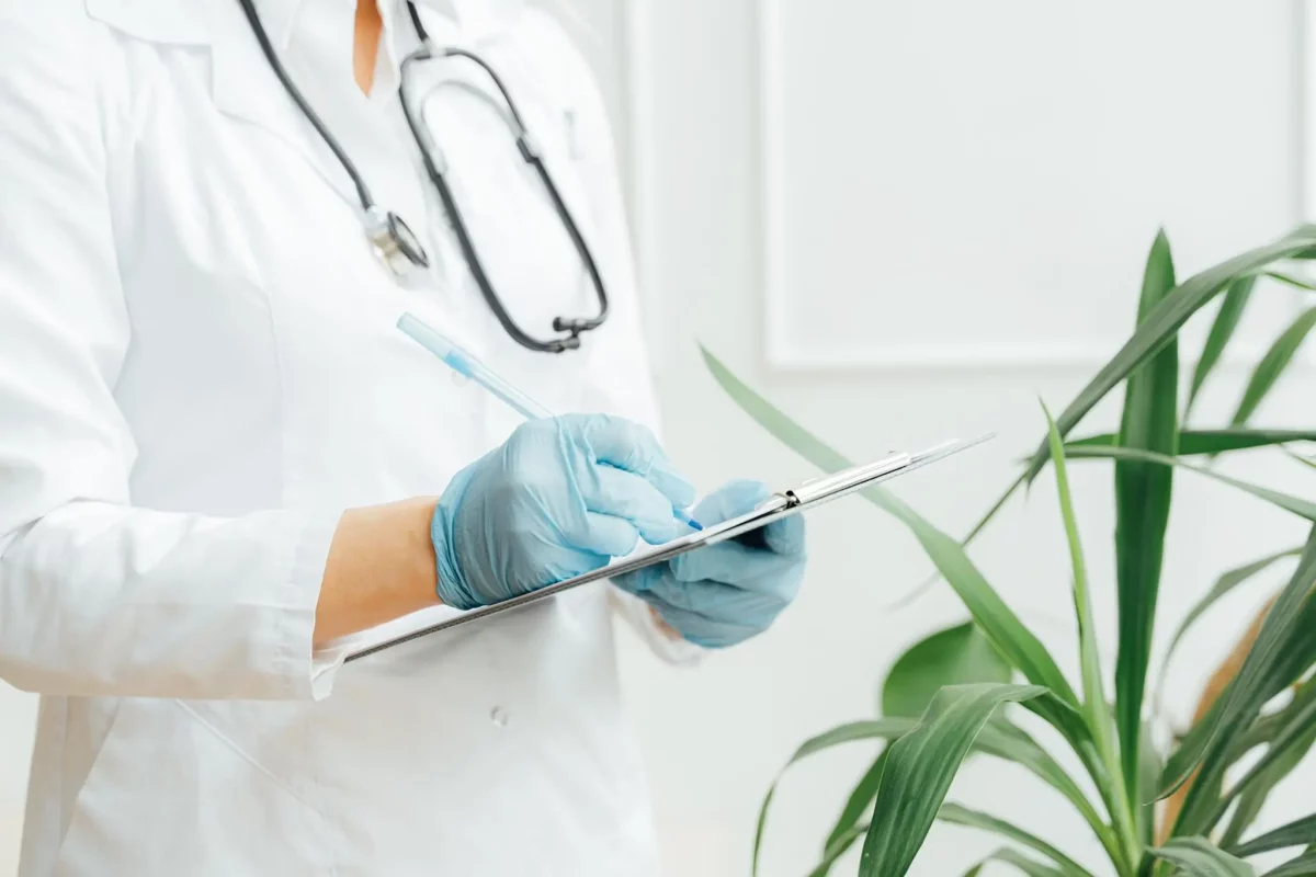 Lekarka w placówce medycznej wypisująca dokumentację medyczną.