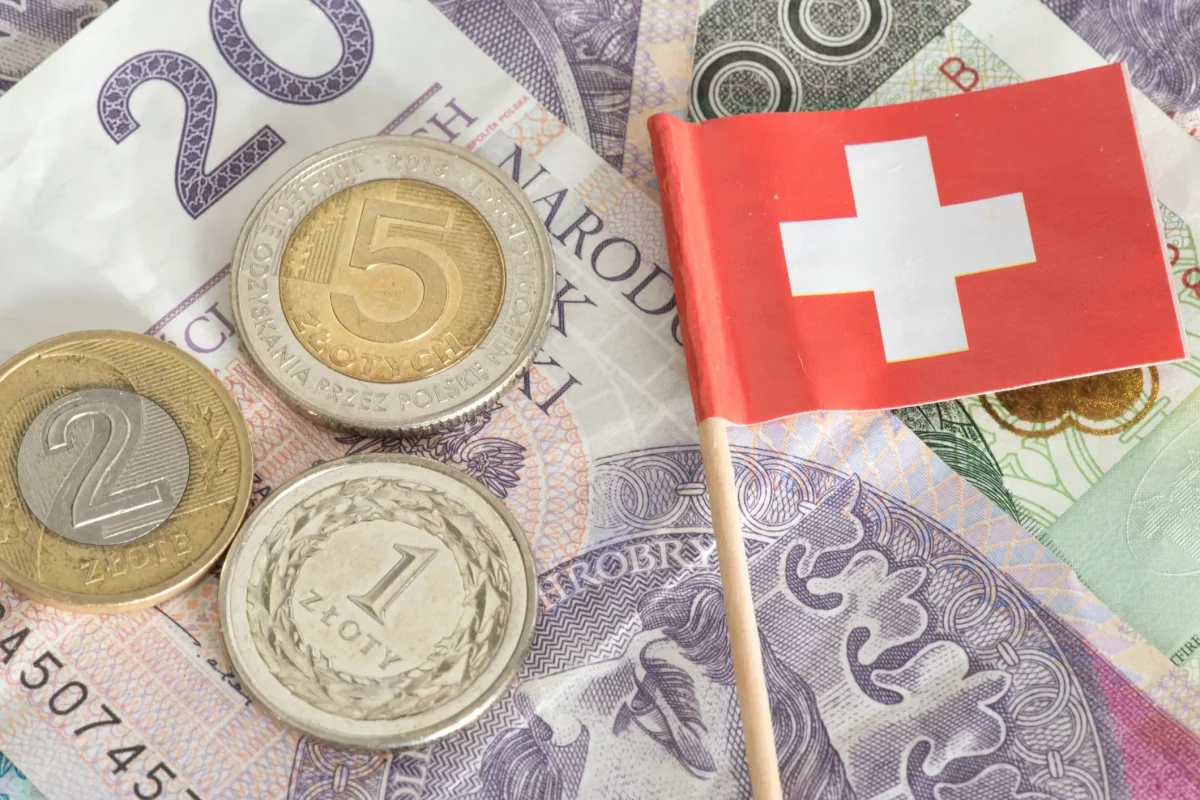 Złotówki oraz flaga Szwajcarii symbolizujące kredyty frankowe.
