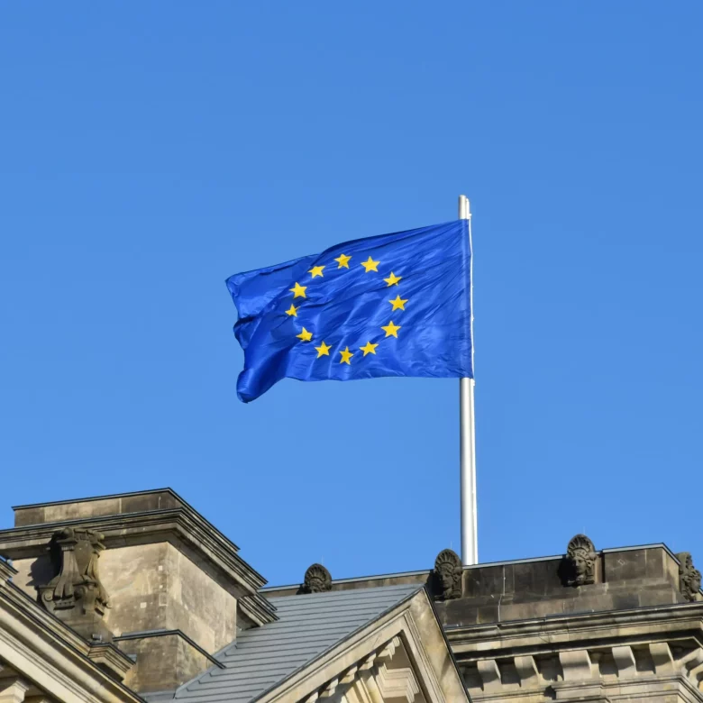 Flaga Unii Europejskiej na dachu budynku TSUE (Trybunału Sprawiedliwości Unii Europejskiej)