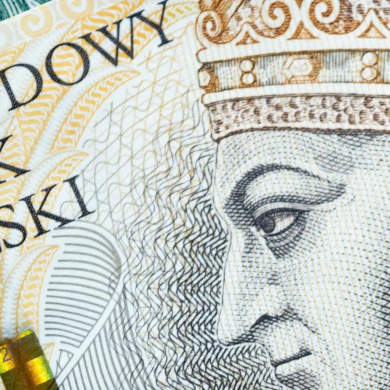 Zbliżenie na banknot dwustuzłotowy.