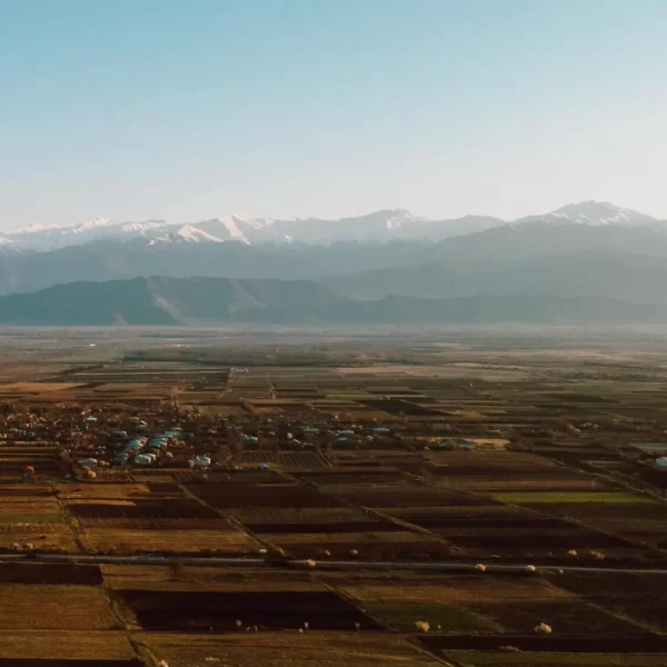 Widok na grunty rolne z lotu ptaka.