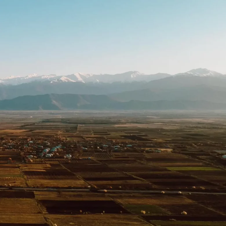 Widok na grunty rolne z lotu ptaka.