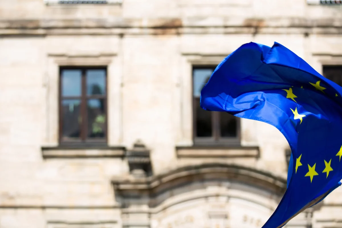 Flaga Unii Europejskiej przed budynkiem TSUE.