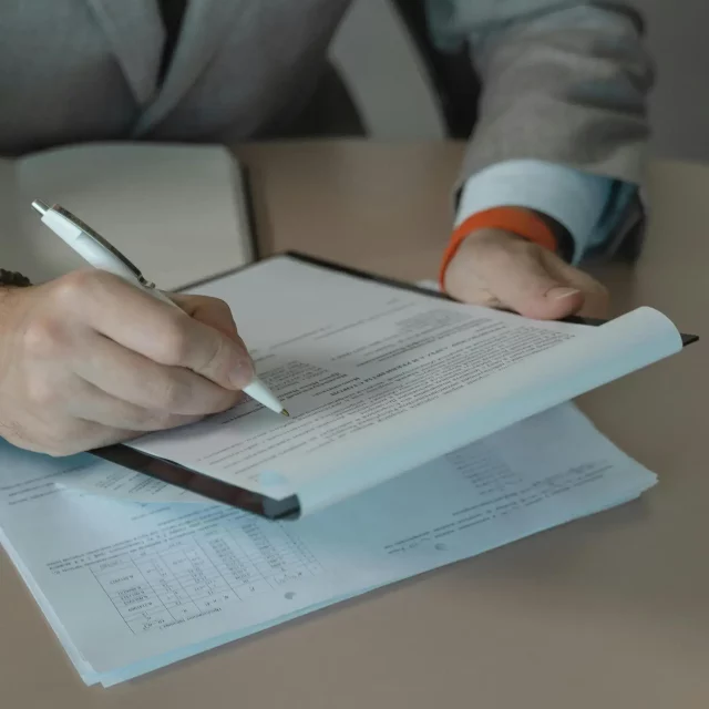 Mężczyzna podpisujący dokumenty fundacji rodzinnej.